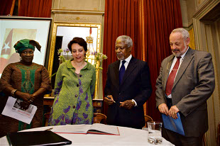 Kofi Annan signing the campaign