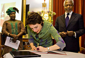 Sandrine Salerno signing the campaign