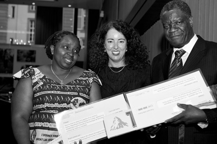 Justine M. Bihamba et Denis Mukwege en companie de Maya Tissafi, Vice-Directrice de la DDC
