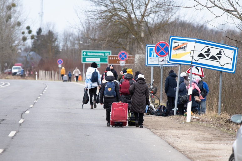 Hungary Ukraine refugees Feb2022 shutterstock 2129592647